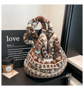 Détail du sac cabas en peluche avec anse tressée et motif floral coloré
