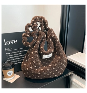 Détail du sac cabas marron en peluche à pois blancs et poignée nouée