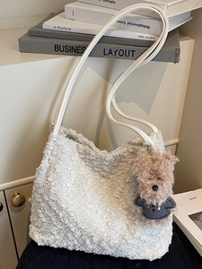 Grand sac cabas blanc en polaire avec charm ours en peluche et anses en cuir chic