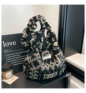 Détail du sac cabas en fausse fourrure noire et blanche avec poignée torsadée unique