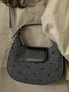 Sac hobo chic avec motif à pois gris et détails de rabat en cuir noir élégants