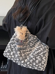 Sac fourre-tout chic en tweed noir et blanc avec charm d'ours en peluche à l'épaule
