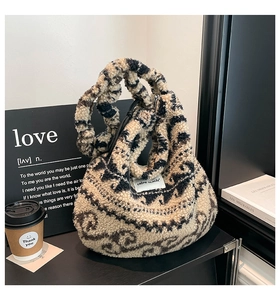 Détail du cabas en peluche à motif léopard avec texture douce et étiquette brodée