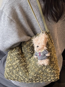 Sac fourre-tout en polaire verte avec anses en cuir et un pendentif ours peluche