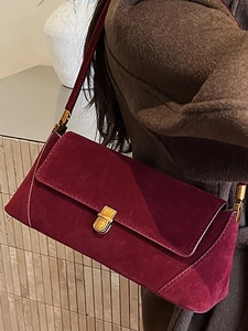 Borsa a spalla baguette retrò in camoscio bordeaux con fibbia in metallo dorato