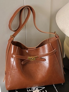 Sac seau rétro caramel en simili cuir brillant avec boucle dorée et bandoulière fine