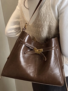 Sac fourre-tout vintage marron foncé en similicuir brillant avec boucle dorée