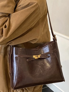 Sac à épaule vintage en cuir marron foncé avec fermoir doré pour le trajet quotidien chic