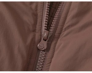 Détail de la fermeture éclair en résine et du tissu imperméable d'une veste garçon