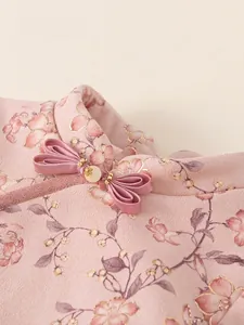 Rosa chinesisches Mädchenkleid mit Blumenmuster und Perlen-Schleifen-Detail