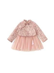 Rosa chinesisches Kleid für Mädchen mit Blumendruck und Tüllrock auf weißem Grund
