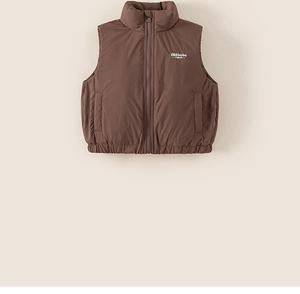 Détail d'un gilet matelassé marron foncé avec col montant et logo INSBOBO sur le buste