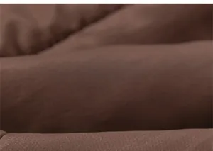 Détail rapproché de la doublure thermique marron matelassée pour gilet d'enfant