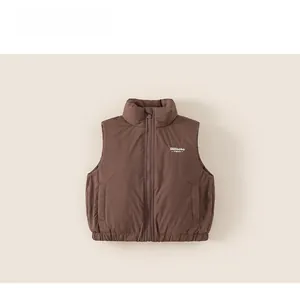 Vue détaillée du gilet matelassé marron pour enfants avec col montant et fermeture éclair