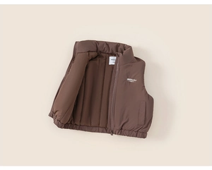 Détail du gilet matelassé marron foncé pour enfants avec col montant et logo