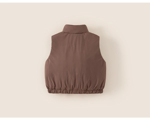 Vue arrière du gilet matelassé marron foncé avec col montant et ourlet élastique