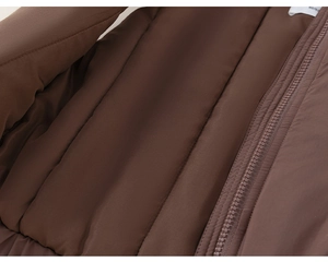 Vue macro du matelassage horizontal et de la fermeture éclair sur la veste pour enfant
