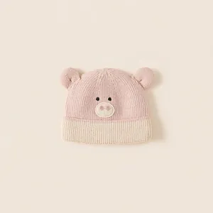Gestrickte Babymütze in Rosa und Beige mit Bärenohren und süßem Schweinchen-Design