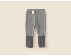 Détail du legging en maille côtelée grise pour bébé avec taille élastique confortable