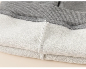 Détail des poignets en maille grise et de la doublure en polaire épaisse des pantalons enfant