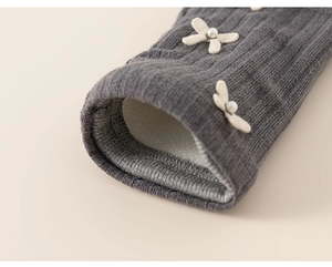 Détail de maille côtelée pour pantalon avec nœud, perles et doublure polaire