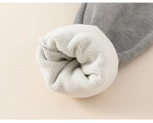 Détail du tissu en maille grise avec doublure épaisse en polaire sherpa blanche chaude