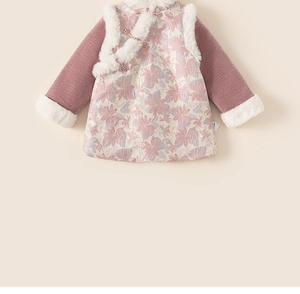 Dettaglio del vestito qipao invernale rosa con motivi floreali e bordo in peluche bianco
