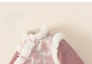 Dettaglio del tessuto jacquard floreale rosa in stile cinese con bordo in pelliccia e bottoni