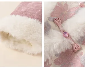 Dettaglio in tessuto jacquard rosa con collo in ecopelliccia bianca e chiusura tradizionale