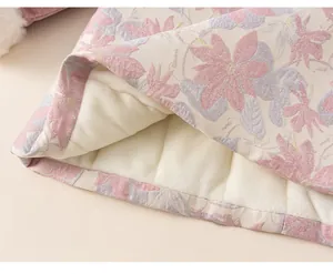 Dettaglio in tessuto jacquard floreale con fodera in pile spesso e orlo ampio per bambine