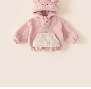 Détail d'un sweat à capuche rose en polaire pour enfant avec oreilles de lapin