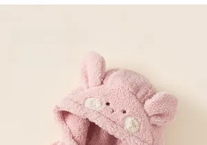 Gros plan sur un sweat à capuche rose en polaire sherpa avec oreilles de lapin 3D
