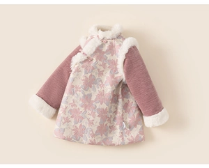 Dettaglio di abito cheongsam invernale da bambina con jacquard floreale e finta pelliccia