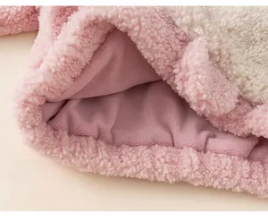 Gros plan détaillé de l'ourlet en polaire rose avec doublure sherpa pour filles