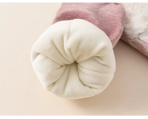 Dettaglio della manica di un abito invernale rosa con fodera in pile e fili d'argento
