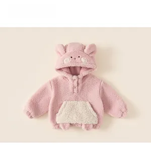 Détail du sweat à capuche rose en polaire pour enfant avec oreilles d'animaux