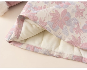 Dettaglio del tessuto jacquard floreale rosa e fodera calda sherpa per vestito invernale bimba