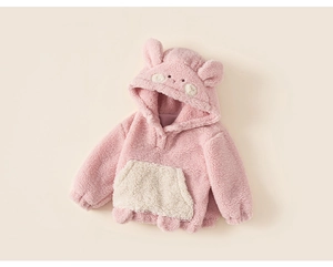 Détail d'un sweat à capuche rose pour filles avec oreilles d'animaux et texture peluche