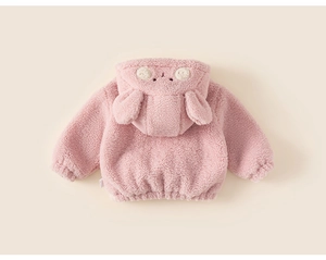 Détail d'un sweat à capuche rose pour enfant avec de longues oreilles de lapin en 3D