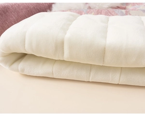 Dettaglio dell'abito qipao invernale da bambina con fodera trapuntata in peluche bianco
