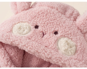 Détail du sweat à capuche rose en polaire sherpa avec oreilles 3D et visage brodé