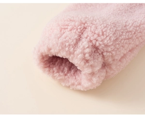 Gros plan détaillé sur la texture douce du molleton sherpa rose d'un sweat à capuche