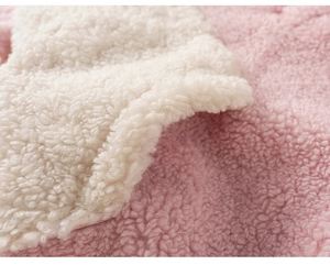 Gros plan sur la texture en polaire rose et blanche d'un sweat à capuche chaud