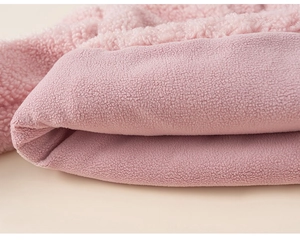 Gros plan sur la texture du tissu polaire rose montrant la doublure chaude et douce