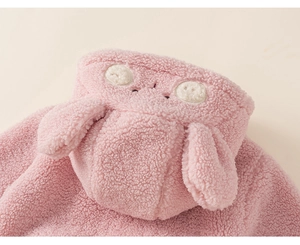 Détail rapproché du sweat à capuche rose en peluche pour bébé avec oreilles de dessin animé