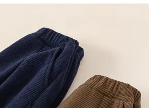 Détail de la texture en velours côtelé et de la taille élastique du pantalon enfant