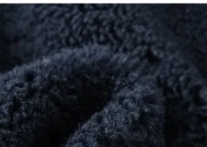 Gros plan sur la doublure épaisse en polaire sherpa bleu marine pour pantalon