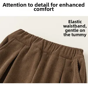 Détail de la taille élastique d'un pantalon en velours côtelé marron pour enfant