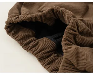 Détail de la taille élastique d'un pantalon en velours côtelé marron pour enfant
