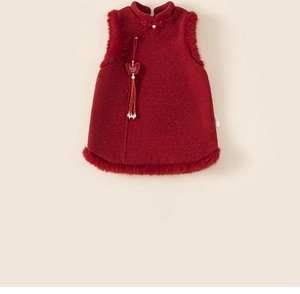 Détails d'un gilet chinois traditionnel rouge avec broderie, glands papillons et bords fourrure